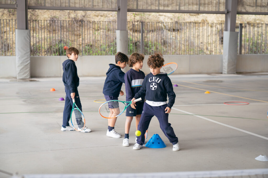 DSC9941 Clinic de tenis en el Campus CEU: una experiencia de aprendizaje entre CEU FP Sevilla y el Colegio CEU San Pablo Sevilla