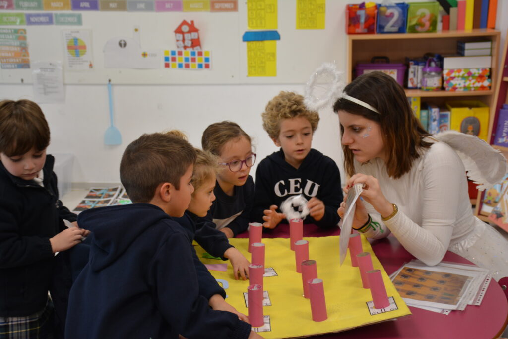 DSC 0471 Alumnos de CEU FP Sevilla realizan talleres en inglés y actividades de Navidad con los más pequeños del Colegio CEU San Pablo Sevilla