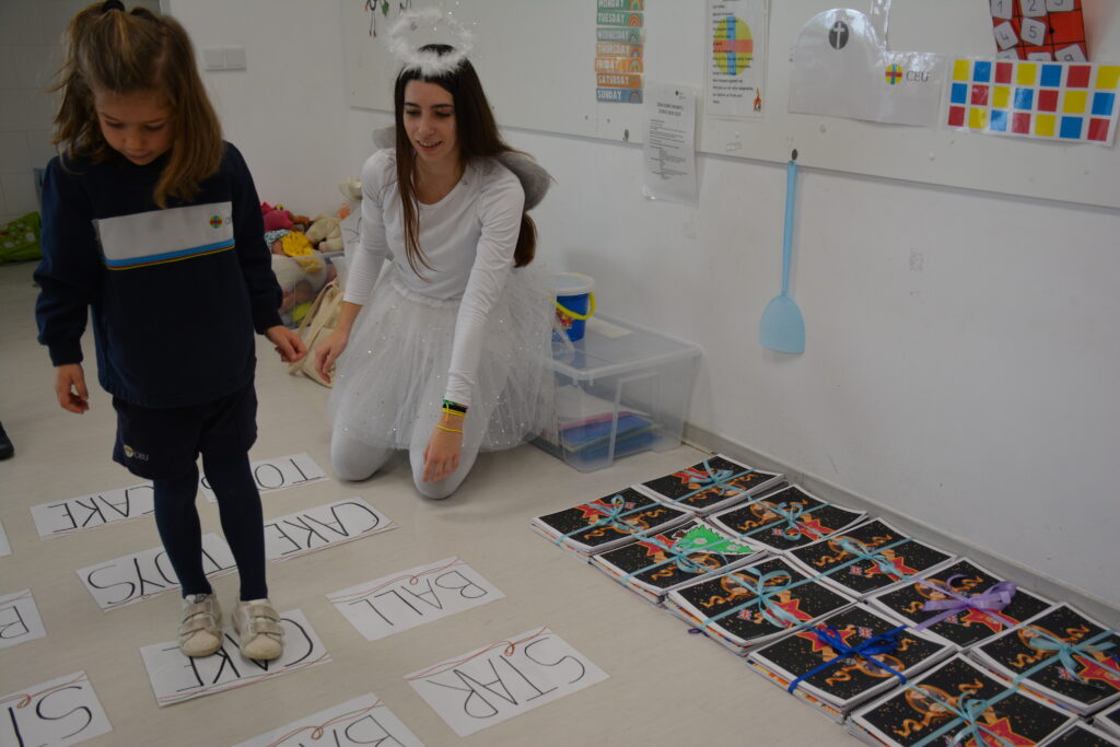 DSC 0473 Alumnos de CEU FP Sevilla realizan talleres en inglés y actividades de Navidad con los más pequeños del Colegio CEU San Pablo Sevilla