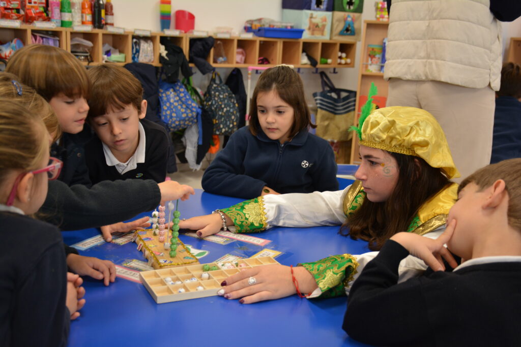 DSC 0488 Alumnos de CEU FP Sevilla realizan talleres en inglés y actividades de Navidad con los más pequeños del Colegio CEU San Pablo Sevilla