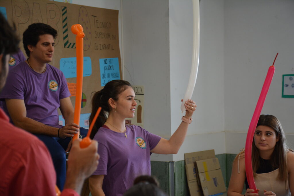 DSC 0974 Alumnos de CEU FP Sevilla realizan un taller de animación infantil