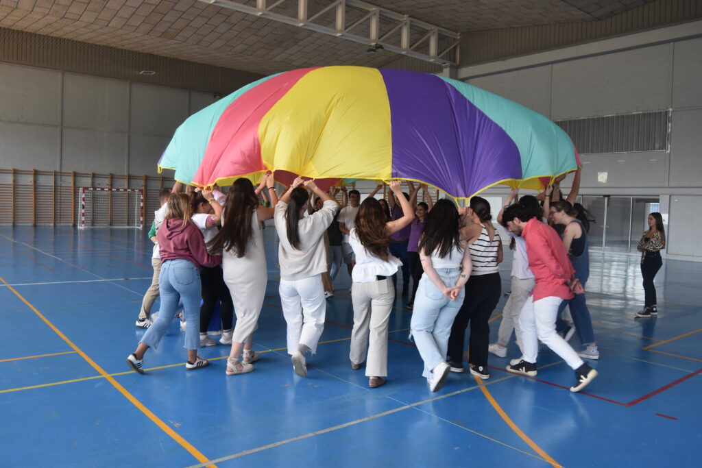 DSC 3897 Alumnos de CEU FP Sevilla realizan un taller de animación infantil