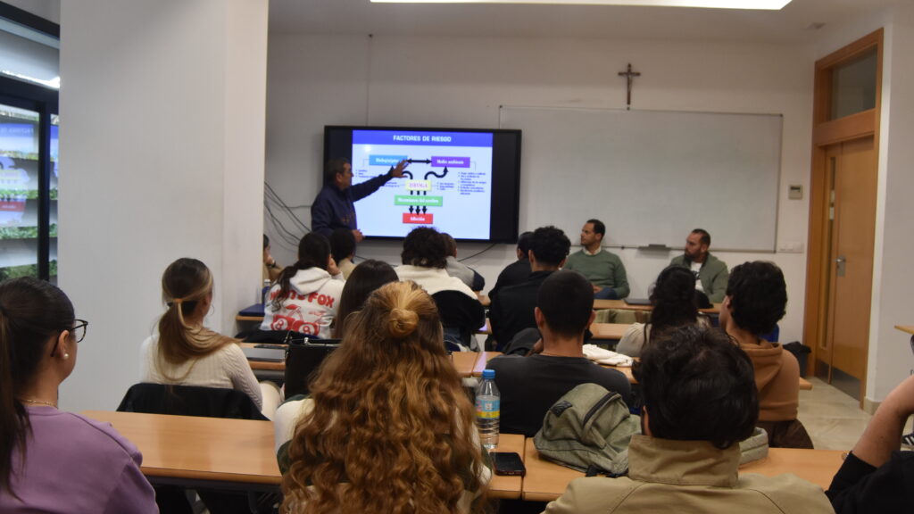 DSC 4407 CEAR y expertos en adicciones acercan a los alumnos de Integración Social a las problemáticas actuales