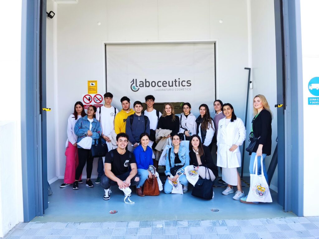 IMG 20240424 105458 Alumnos de CEU FP Sevilla visitan las instalaciones del Laboratorio Laboceutics