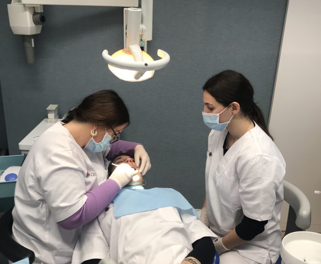 IMG 7123 Alumnos de CEU FP Sevilla inician sus prácticas en la Clínica dental Sanitas en Bormujos