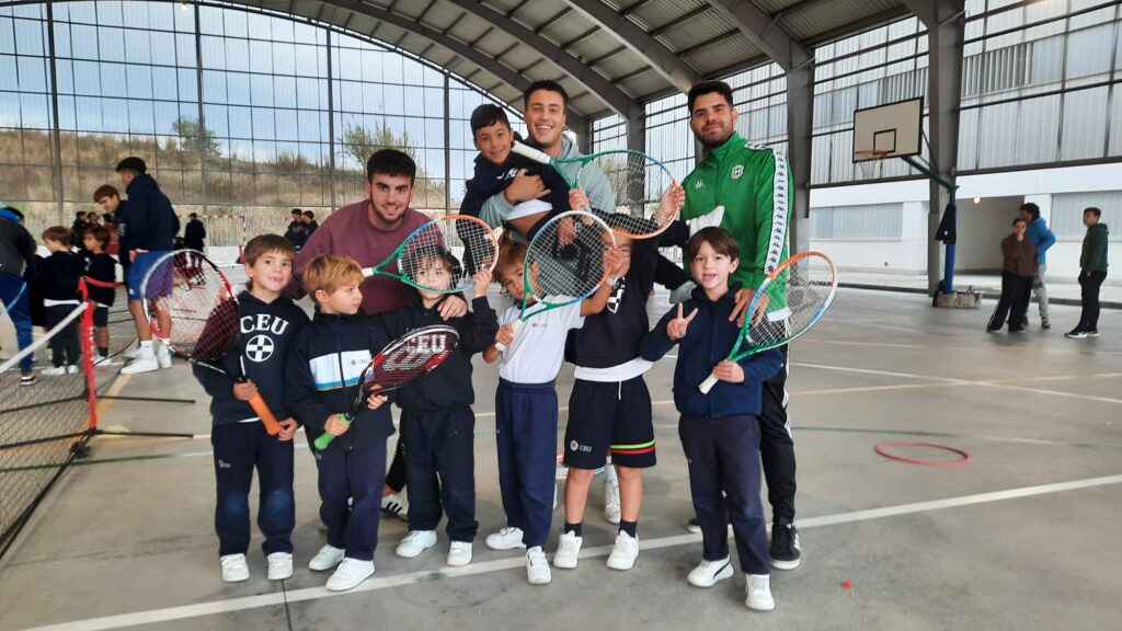 WhatsApp Image 2024 11 13 at 15.26.46 Clinic de tenis en el Campus CEU: una experiencia de aprendizaje entre CEU FP Sevilla y el Colegio CEU San Pablo Sevilla