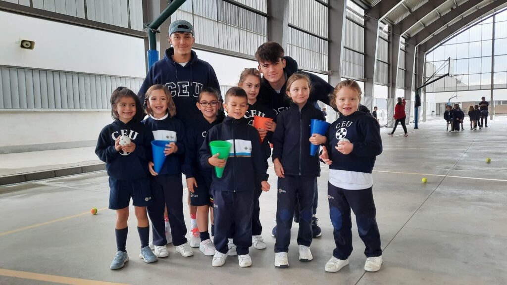 WhatsApp Image 2024 11 13 at 15.26.463 Clinic de tenis en el Campus CEU: una experiencia de aprendizaje entre CEU FP Sevilla y el Colegio CEU San Pablo Sevilla