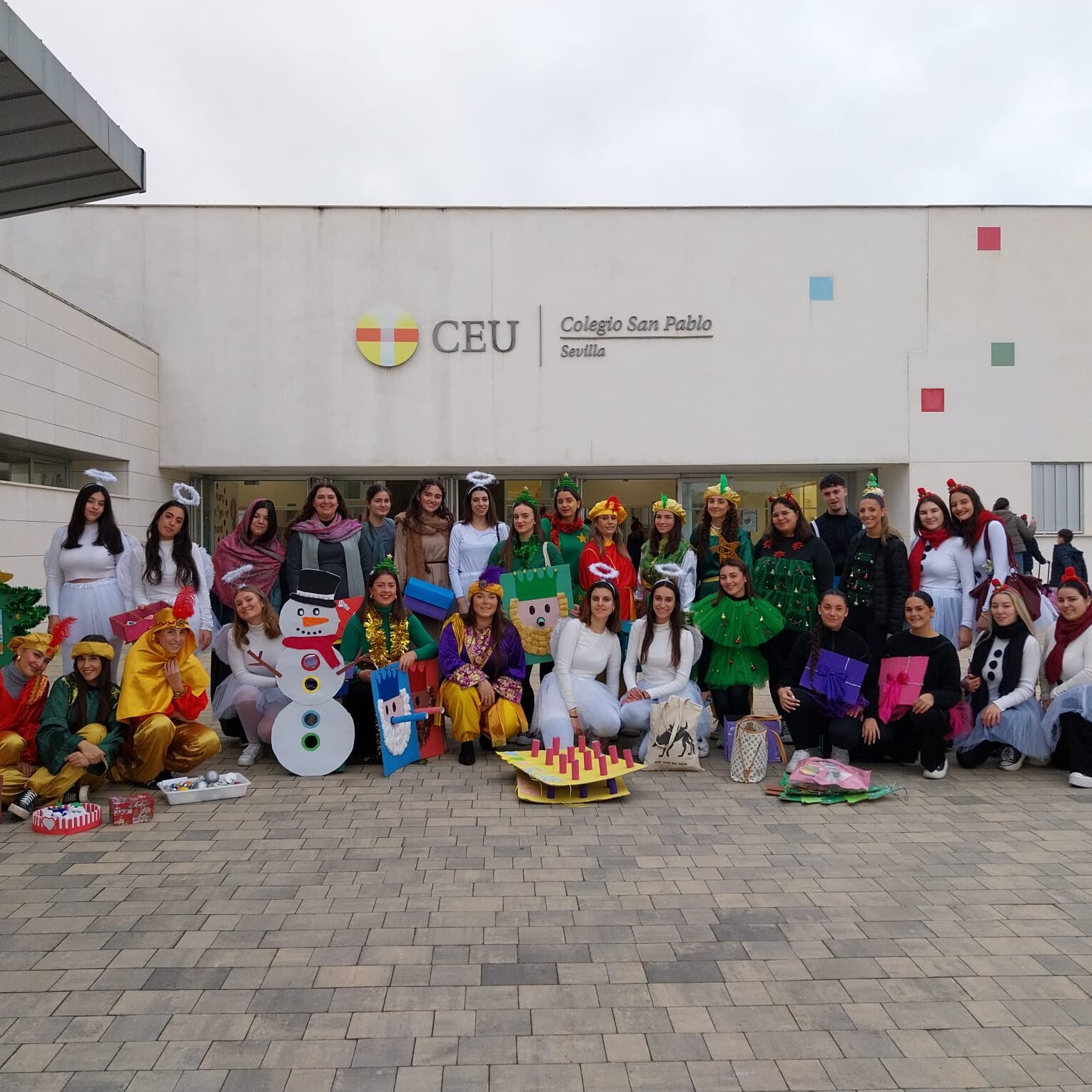 WhatsApp Image 2024 12 20 at 11.32.04 4 edited Alumnos de CEU FP Sevilla realizan talleres en inglés y actividades de Navidad con los más pequeños del Colegio CEU San Pablo Sevilla
